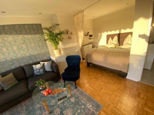 圣奥古斯丁Apartment mit Sonnenbalkon und NETFLIX im Zentrum的客厅配有沙发和1张床