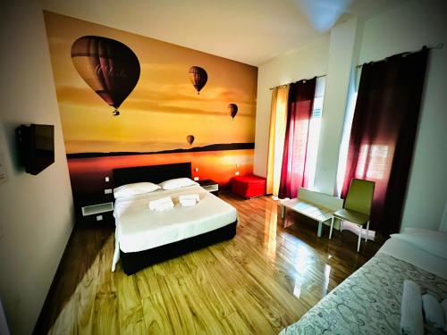 福贾B&B Al Volo的一间卧室设有两张床和热气球