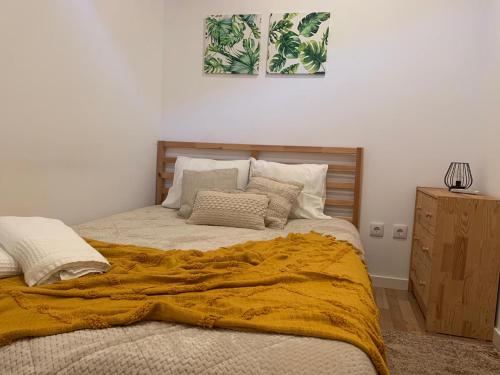 Quintãs de BaixoCASA DO PENEDO - Um Segredo na Serra da Estrela的一间卧室配有一张黄色毯子床
