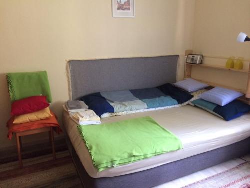布达佩斯Casa Mamma的一张床上,床上有色彩缤纷的床单