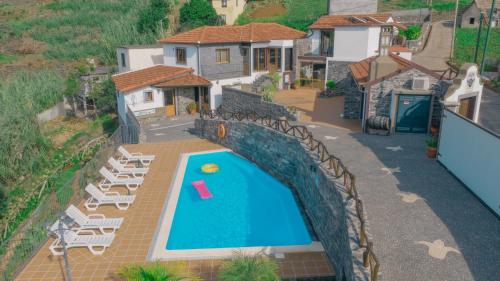卡列塔Vila Maria Quinta 13的一座房子里游泳池的形象