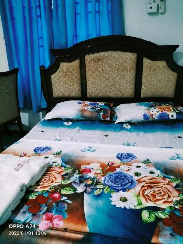巴西富地Hotel Murah Pasir Puteh的一张带花卉棉被的床