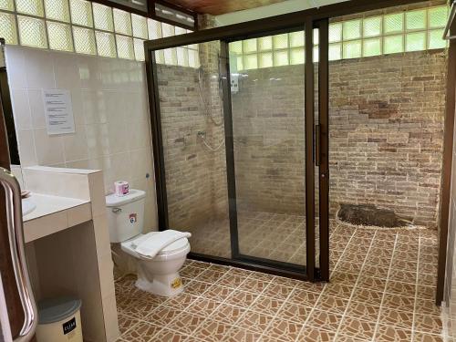 Than Sadet Beach普拉的山沙带度假村的一间带卫生间和玻璃淋浴间的浴室