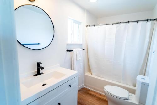 洋滨市Tidal House #10 - Ocean Shores Chalet的白色的浴室设有水槽和镜子