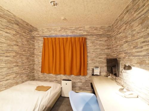 高松Hotel AreaOne Takamatsu City的一间卧室配有两张床和橙色窗帘