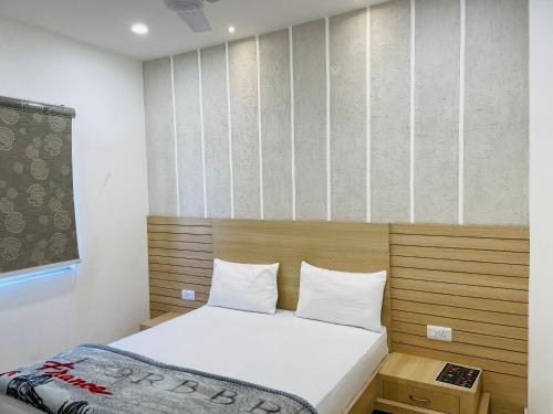 阿姆利则Siddharth BnB - Near Golden Temple的一间卧室配有一张带木制床头板的床