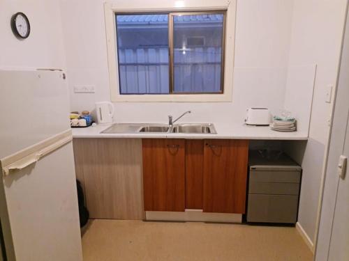 库伯佩迪City Centre Apartments的厨房设有水槽和窗户。