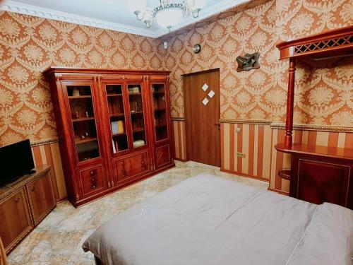 第聂伯罗PremierAtlant的一间卧室配有一张床和一台电视。