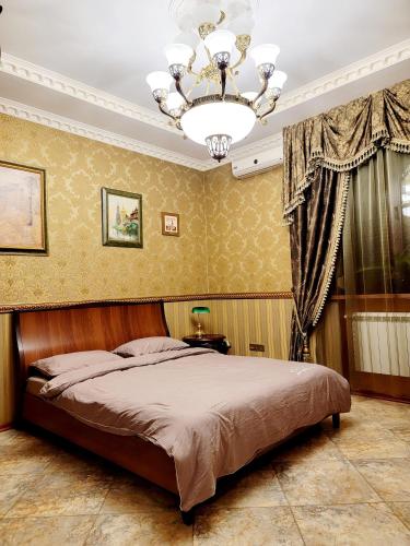 第聂伯罗PremierAtlant的一间卧室配有一张床和一个吊灯