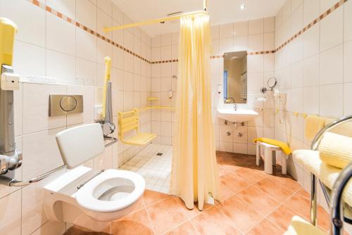柯莱恩内美洛黑德霍夫海景酒店的一间带卫生间和水槽的浴室