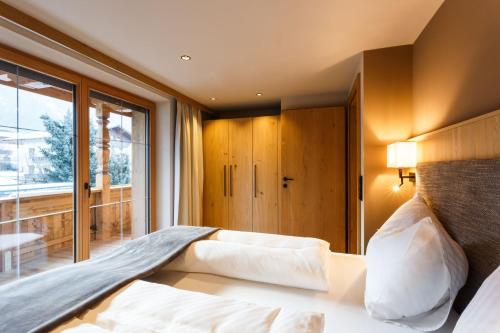 阿尔普巴赫谷地赖特贝格海姆旅馆的一间卧室设有一张床和一个大窗户