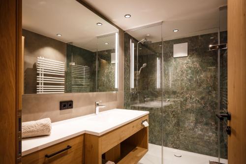 阿尔普巴赫谷地赖特贝格海姆旅馆的一间带水槽和淋浴的浴室