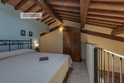 波马兰切Il Torrino的一间卧室设有一张床和木制天花板