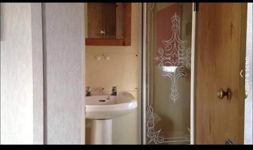 赫彻姆Heacham South Beach static caravan的浴室设有白色水槽和镜子
