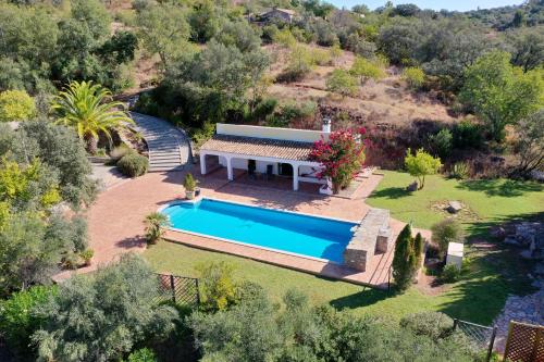 圣布拉什迪阿尔波特尔Quinta da Cortiça的享有带游泳池的别墅的空中景致