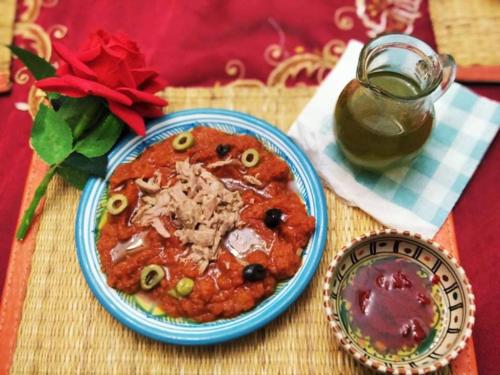 比塞大Dar El Kasba Bizerte的罐子旁边的桌子上的食物盘