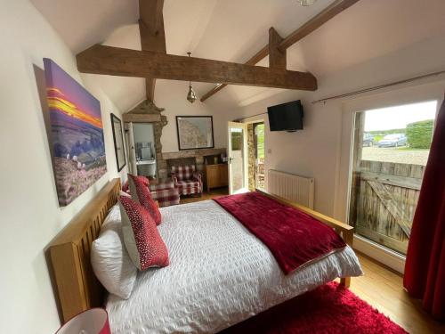 惠特比Folly Hall Farm的一间卧室设有一张床和一个大窗户