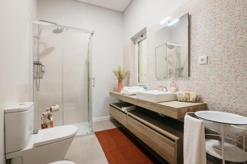 贝雅Casa Calmaria Beja的一间带水槽、卫生间和镜子的浴室