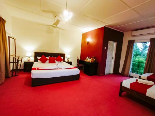 锡吉里亚Pavona Lake的一间卧室配有两张床,铺有红地毯