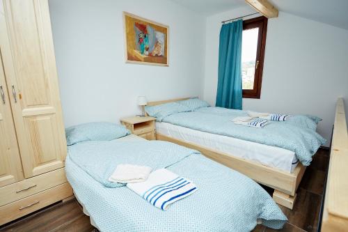 索科矿泉村Apartmani ,,Vasa ,, 1的一间卧室设有两张床和窗户。