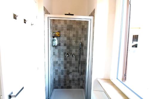 安科纳Uno sguardo sul mare - appartamento的浴室里设有玻璃门淋浴