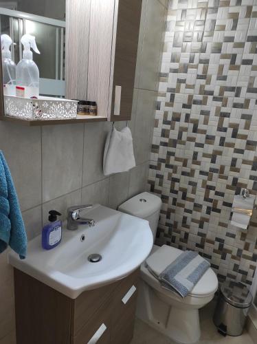 卡兰巴卡Aspa's house的浴室配有白色水槽和卫生间。
