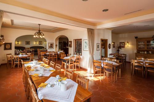 Schwabenheim费芬霍芬酒店的用餐室配有木桌和椅子