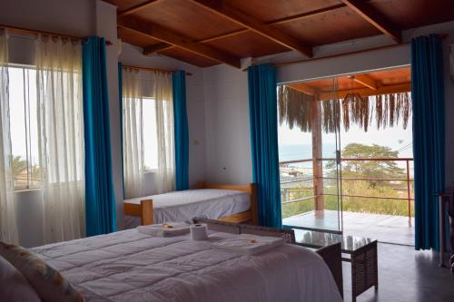 洛维托斯Mangata的一间卧室配有一张床,享有海景