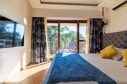 瓦加托Casa Amore Luxury 3 Bedroom Villa in Assagao North Goa的一间卧室设有一张床和一个大窗户