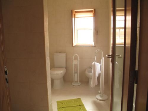 塞亚Cantinho da Estrela的一间带卫生间和窗户的浴室