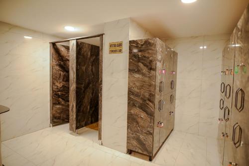 内夫谢希尔Emin Koçak Hotel Kapadokya的设有带步入式淋浴间和大理石墙壁的浴室