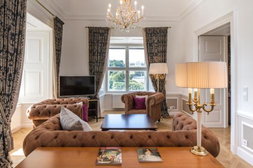 维也纳美泉宫豪华套房公寓的客厅配有沙发和桌子