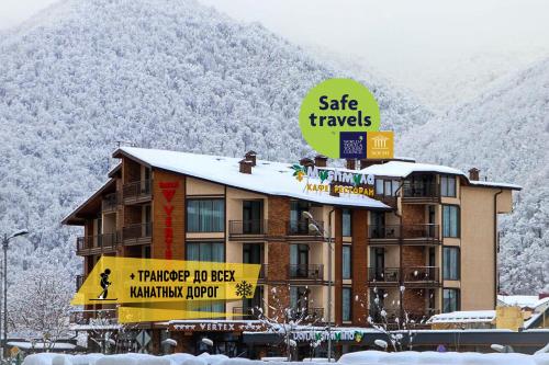 埃斯托萨多克VERTEX SPA hotel的带有安全旅行标志的酒店