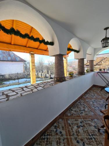 克利默内什蒂Casa Hera的以及可观赏景致的建筑阳台。