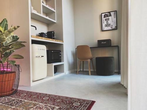 阿纳姆Home8 studio’s的客房设有冰箱和带椅子的书桌