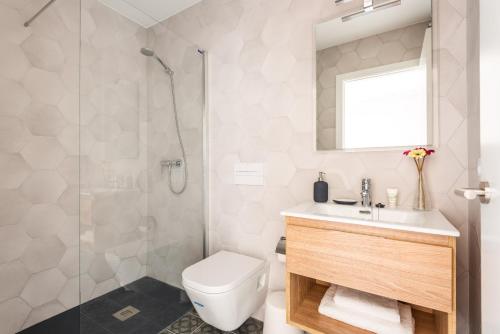 福尔内利斯Villa La Plaza的浴室配有卫生间、淋浴和盥洗盆。