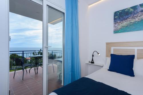 兰卡Habitacions Cau del Llop的一间卧室设有一张床和一个海景阳台