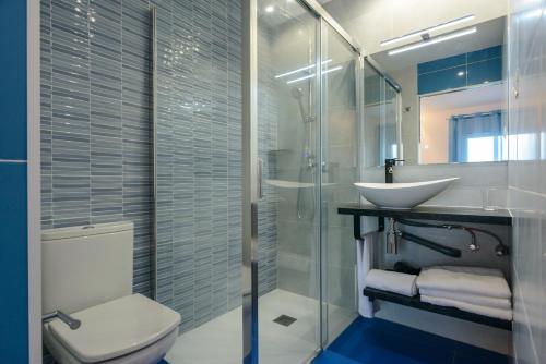 兰卡Habitacions Cau del Llop的浴室配有卫生间、盥洗盆和淋浴。