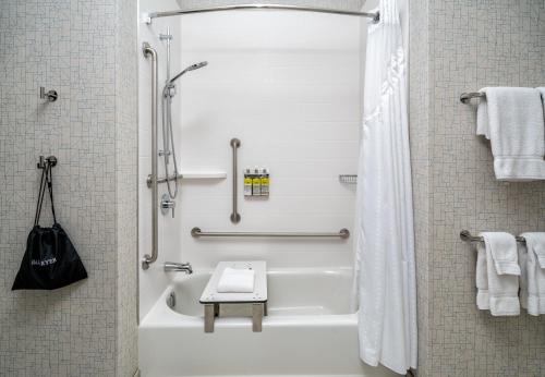 布兰登维斯特恩汽车旅馆的浴室配有白色浴缸和水槽
