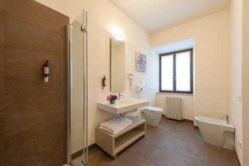 卡夏Hotel La Corte的一间带水槽、卫生间和淋浴的浴室