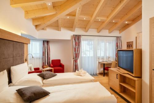 豪尔兹高Dorfstube的酒店客房设有两张床和电视。