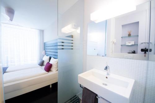 克里瑟恩天空设计汽车旅馆的一间带水槽和镜子的浴室