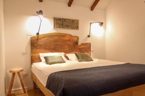 阿尔巴尤利亚Elma Guesthouse的一间卧室配有一张大床和两盏灯