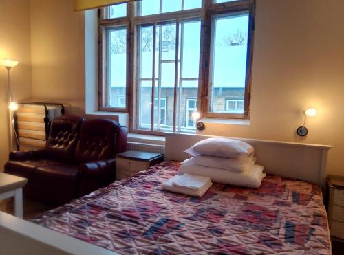 维尔扬迪Tähe Maja2的卧室配有床、椅子和窗户。
