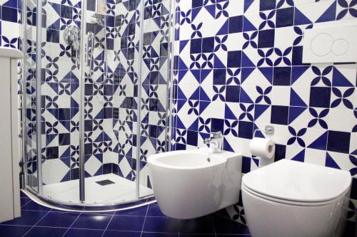威尼斯Appartamento Redentore的蓝色和白色的浴室设有卫生间和水槽