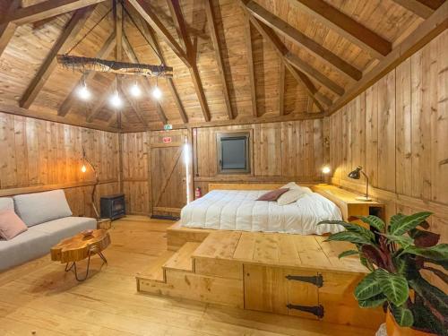 丰沙尔Mountain Eco Shelters的木制客房内的一间卧室,配有一张床