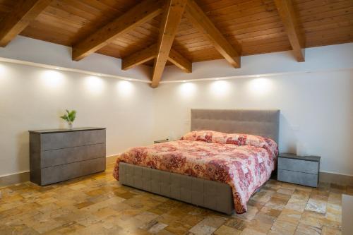 佩斯卡拉B&B Palazzo Storico Di Nicola的一间卧室设有一张床和木制天花板