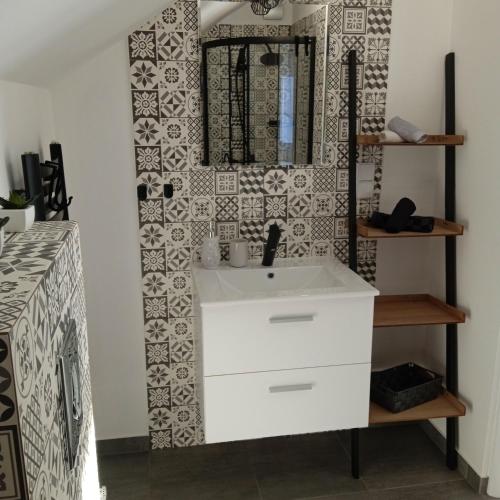 克罗奇琴科Apartament w Pieninach的浴室设有白色水槽和镜子