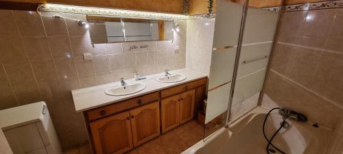 塞拉克Lou Francese的浴室配有2个盥洗盆、淋浴和浴缸。