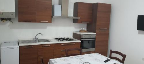 MiglianicoCasa Vacanze Cerreto 2的厨房配有炉灶、水槽和桌子